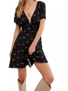 Free People, everyone’s favorite, floral mini dress , Size XS | 18” P2P